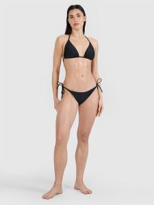 4F Dół od bikini damski - czarny S. Czarne bikini 4f, bez wzorów, z elastanu. W wyprzedaży za 39,99 zł.