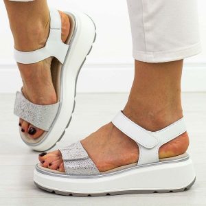 Srebrne skórzane sandały damskie S.Barski 543. Szare sandały S.BARSKI, bez wzorów, z jeansu, bez obcasa, na platformie, bez zapięcia. Za 229,00 zł.