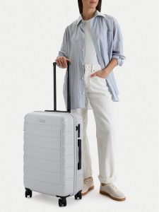 GINO ROSSI Walizka średnia CEO-GIN-M-003-05-SILVER2 Srebrny. Szare walizki Gino Rossi, bez wzorów, z tworzywa sztucznego, średnie. Za 279,99 zł.