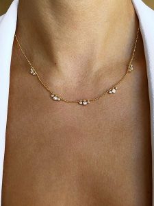 Les Favorites Pozłacany naszyjnik z elementami ozdobnymi - dł. 40 cm rozmiar: onesize. Żółte naszyjniki Les Favorites, z cyrkonią, pozłacane. Za 130,99 zł.