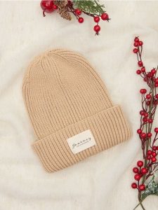 Czapka beanie - beżowy. Brązowe czapki Sinsay, z aplikacjami, z materiału. Za 25,99 zł.