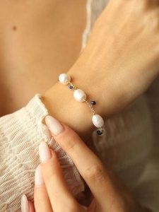 Pierres delicates Pozłacana bransoletka z cyrkoniami i perłami rozmiar: onesize. Białe bransoletki Pierres delicates, z cyrkonią, pozłacane. Za 65,99 zł.