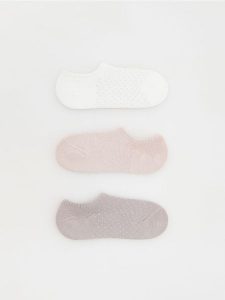 Krótkie skarpetki z bawełną 3 pack - złamana biel. Skarpetki Reserved, bez wzorów, z bawełny. Za 39,99 zł.