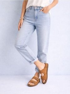 Klapki z ćwiekami i klamrami - brązowy. Brązowe klapki Sinsay, bez wzorów, bez obcasa. Za 49,99 zł.