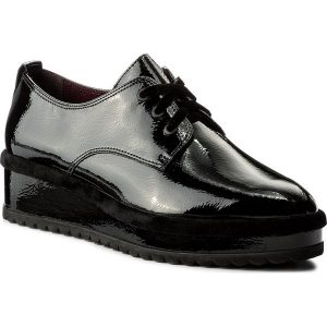 Półbuty TAMARIS - 1-23716-29 Black Patent 018. Czarne czółenka marki Tamaris, z materiału, na koturnie. W wyprzedaży za 169,00 zł.