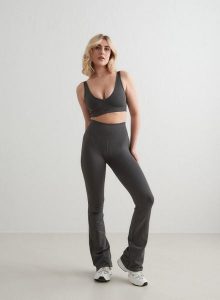 Damskie legginsy rozszerzane, wysoki stan squat proof Shape Seamless ciemnoszare. Szare legginsy AIM'N, bez wzorów, z dzianiny, z podwyższonym stanem. Za 339,00 zł.