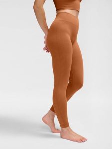 Damskie legginsy bezszwowe Hummel MT Adapt MW. Brązowe legginsy Hummel, bez wzorów, z dzianiny, z podwyższonym stanem. Za 252,50 zł.