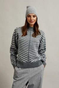 Gładka czapka szara. Szare czapki MOODO, bez wzorów, z poliamidu. W wyprzedaży za 11,99 zł.