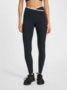 Damskie legginsy z wysokim stanem Hummel Wrap. Czarne legginsy Hummel, bez wzorów, z materiału, z podwyższonym stanem. Za 286,00 zł.