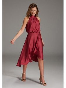 SWING Sukienka w kolorze czerwonym rozmiar: 38. Czerwone sukienki Swing, bez wzorów, z asymetrycznym kołnierzem, bez ramiączek, midi, asymetryczne. Za 260,99 zł.