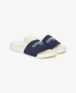 Superdry Klapki Rhinestone Luxe Pool Slide z EVA – OFF WHITE. Białe klapki Superdry, z aplikacjami, z materiału, bez obcasa. Za 156,00 zł.