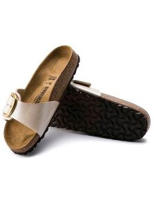 Birkenstock Klapki "Madrid" w kolorze kremowym rozmiar: 40. Brązowe klapki Birkenstock, bez wzorów, z otwartym noskiem, bez obcasa. Za 369,95 zł.