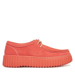 Półbuty Clarks. Pomarańczowe półbuty Clarks, bez wzorów, bez obcasa, na płaskiej podeszwie, bez zapięcia. Za 319,99 zł.
