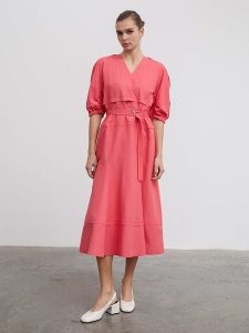 BGN Sukienka w kolorze koralowym rozmiar: 34. Czerwone sukienki BGN, na imprezę, bez wzorów, bez kołnierzyka, bez ramiączek, midi. Za 86,99 zł.