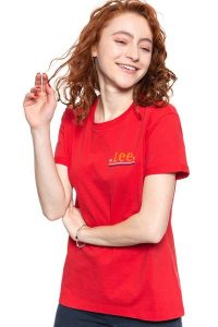 LEE T SHIRT DAMSKI CHEST LOGO TEE WARP RED L43ZFEKG 112109773. Czerwone t-shirty Lee, l, bez wzorów, bez kołnierzyka, bez ramiączek. W wyprzedaży za 39,99 zł.