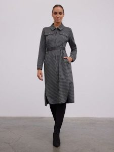 BGN Sukienka w kolorze czarno-białym rozmiar: 38. Białe sukienki BGN, na co dzień, bez wzorów, bez kołnierzyka, bez ramiączek, midi, proste. Za 195,99 zł.