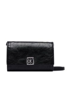 Calvin Klein Torebka Emblem Wallet On Strap LV04F1218G Czarny. Czarne torebki klasyczne Calvin Klein, bez wzorów, ze skóry, bez dodatków. Za 289,99 zł.