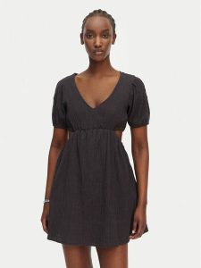 Billabong Sukienka letnia Isn't She Sweet 24B131527 Czarny Regular Fit. Czarne kombinezony Billabong, na lato, s, bez wzorów, z bawełny, bez kołnierzyka, bez ramiączek. Za 319,99 zł.