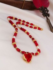 L'Atelier de Gaia Pozłacany naszyjnik z elementami ozdobnymi - dł. 46 cm rozmiar: onesize. Czerwone naszyjniki L'Atelier de Gaia, z koralem, pozłacane. Za 69,99 zł.