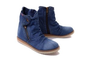 ARTIKER RELAKS 46C0237 jeans, botki damskie. Niebieskie botki Artiker Relaks, bez wzorów, z jeansu, bez obcasa, bez zapięcia. Za 364,90 zł.