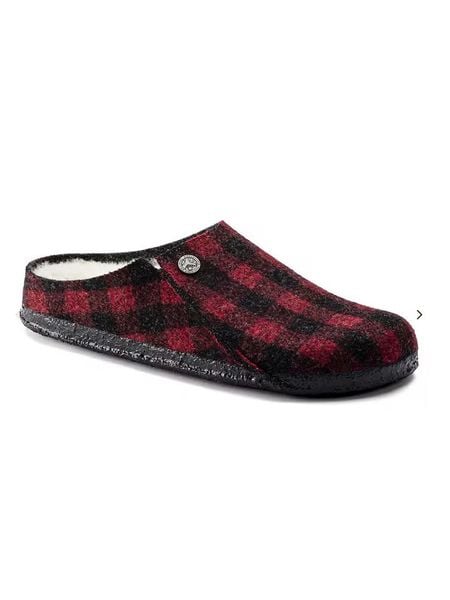 Birkenstock Kapcie "Zermatt Rivet" w kolorze czerwono-czarnym rozmiar: 38. Czarne kapcie Birkenstock, bez wzorów, z wełny. Za 276,05 zł.