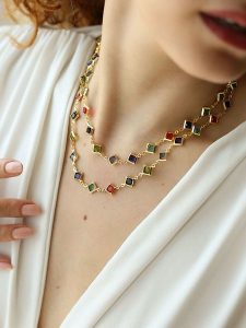 L'Atelier de Gaia Pozłacany naszyjnik z kryształami - dł. 45 cm rozmiar: onesize. Żółte naszyjniki L'Atelier de Gaia, z kryształem, pozłacane. Za 52,99 zł.