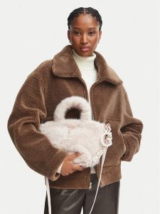 Guess Torebka J6BZ17 W3990 Kremowy. Białe torebki klasyczne Guess, z aplikacjami, z materiału, bez dodatków. Za 264,99 zł.