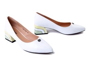 ARTIKER RELAKS 54C1138 biały, czółenka damskie. Białe czółenka Artiker Relaks, bez wzorów, ze skóry, bez obcasa, na obcasie, bez zapięcia. Za 249,90 zł.