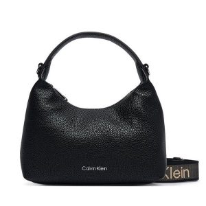 Torebka Calvin Klein. Czarne torebki klasyczne Calvin Klein, bez wzorów, bez dodatków. Za 369,99 zł.