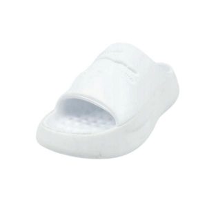 Klapki Damskie Serve. Białe klapki Lacoste, bez wzorów, z materiału, z otwartym noskiem, bez obcasa, na obcasie. Za 199,00 zł.