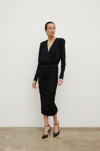 Długa sukienka z marszczeniami w kolorze BLACK - MANNER. Czarne sukienki Marsala, na imprezę, m, bez wzorów, z poliesteru, eleganckie, bez kołnierzyka, bez ramiączek, maxi, dopasowane. Za 499,90 zł.