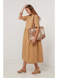 Lin Passion Sukienka w kolorze karmelowym rozmiar: 36/38. Brązowe sukienki Lin Passion, bez wzorów, z bawełny, klasyczne, bez kołnierzyka, bez ramiączek, midi. Za 130,99 zł.