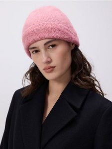 Czapka z domieszką alpaki - brudny róż. Czerwone czapki Reserved, bez wzorów. W wyprzedaży za 19,99 zł.