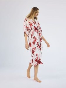 Wzorzysty szlafrok z wiskozy - różowy. Czerwone szlafroki Reserved, l, bez wzorów, z tkaniny, bez kaptura. Za 149,99 zł.