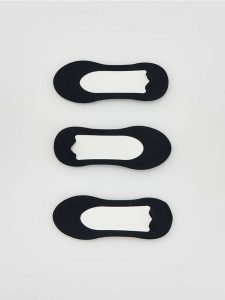 Stopki 3 pack - czarny. Czarne skarpetki Reserved, bez wzorów. Za 49,99 zł.