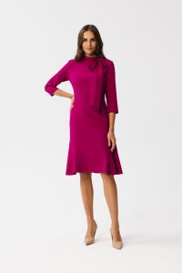 Elegancka sukienka z wiązaniem przy dekolcie i falbaną śliwka. Sukienki Stylove, do pracy, xl, bez wzorów, biznesowe, bez kołnierzyka, bez ramiączek. Za 309,00 zł.
