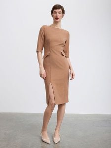 BGN Sukienka w kolorze beżowym rozmiar: 40. Brązowe sukienki BGN, na co dzień, bez wzorów, bez kołnierzyka, bez ramiączek, midi, proste. Za 77,95 zł.
