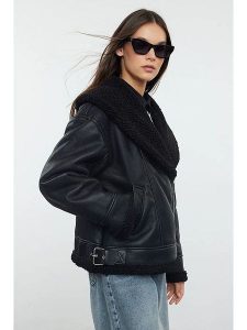 Trendyol Kurtka w kolorze czarnym ze skóry syntetycznej rozmiar: L. Czarne kurtki Trendyol, l, bez wzorów, ze skóry, bez kaptura. Za 217,53 zł.
