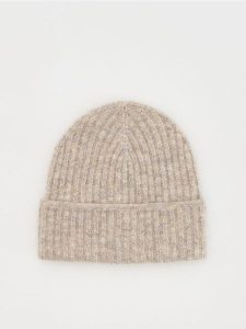 Czapka beanie z domieszką wełny - kremowy. Białe czapki Reserved, bez wzorów, z wełny. W wyprzedaży za 19,99 zł.
