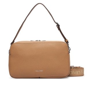 Torebka Calvin Klein. Brązowe listonoszki Calvin Klein, bez wzorów, bez dodatków. Za 489,99 zł.