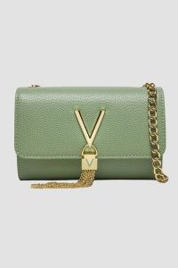 VALENTINO Mała zielona kopertówka Divina Pochette. Zielone torebki klasyczne Valentino by Mario Valentino, bez wzorów, małe, bez dodatków. W wyprzedaży za 266,99 zł.
