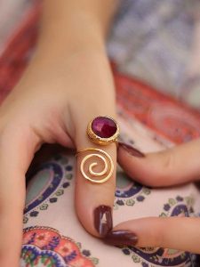 L'Atelier de Gaia Pozłacany pierścionek z agatem rozmiar: onesize. Różowe pierścionki L'Atelier de Gaia, z agatem, pozłacane. Za 39,99 zł.