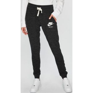 Nike Sportswear - Spodnie. Spodnie dresowe marki Nike Sportswear. W wyprzedaży za 159,90 zł.