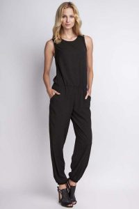 Czarny Elegancki Kombinezon bez Rękawów. Czarne kombinezony Lanti, l, bez wzorów, z materiału, eleganckie, bez kołnierzyka, bez ramiączek. Za 189,90 zł.