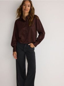 Koszula ze strukturalnym wzorem - brązowy. Brązowe koszule Reserved, l, bez wzorów, z tkaniny, bez kołnierzyka, bez ramiączek. W wyprzedaży za 39,99 zł.