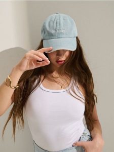 Czapka z daszkiem z napisem "not today" - niebieski. Niebieskie czapki Sinsay, bez wzorów. W wyprzedaży za 15,99 zł.