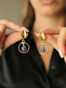 Pierres de Jade Pozłacane kolczyki-wkrętki z turkusem i labradorytem rozmiar: onesize. Niebieskie kolczyki Pierres de Jade, z labradorytem, pozłacane. Za 87,81 zł.