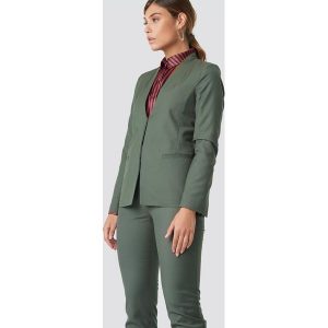 NA-KD Classic Marynarka bez kołnierza - Green. Marynarki i żakiety marki NA-KD Classic. W wyprzedaży za 101,47 zł.