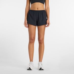 Spodenki damskie New Balance WB61J868BK – czarne. Czarne spodenki sportowe New Balance, m, bez wzorów, z materiału, na fitness i siłownię. Za 199,99 zł.