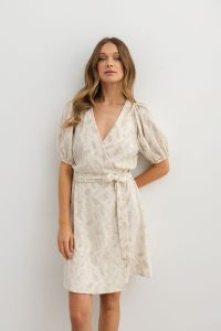 SUKIENKA LIVIA BEŻOWA XS - Flawless. Brązowe sukienki Flawless, na co dzień, na lato, s, bez wzorów, z bawełny, eleganckie, bez kołnierzyka, bez ramiączek, dopasowane. Za 265,00 zł.